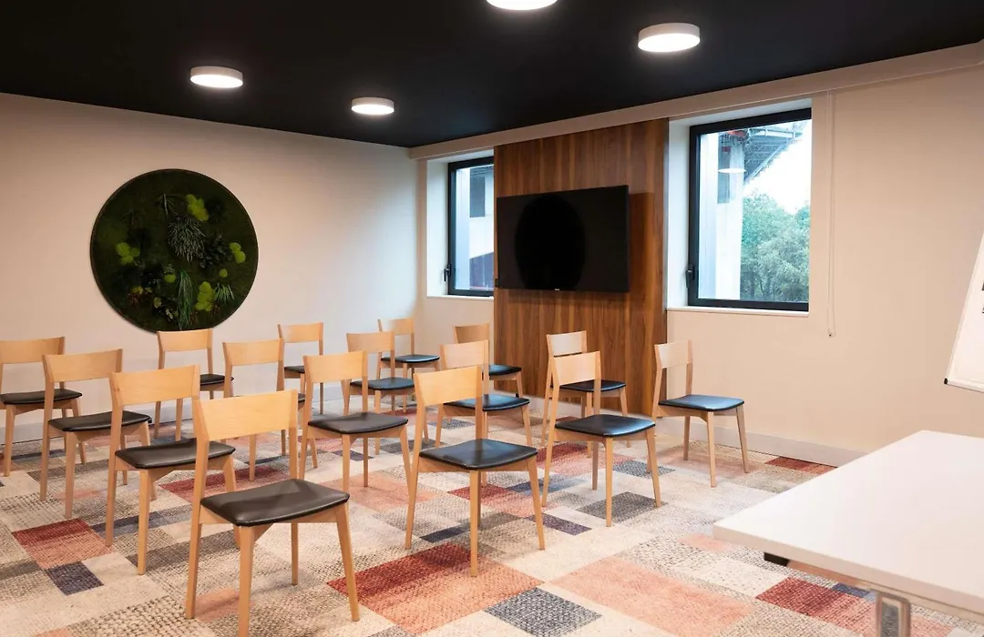 Ibis Styles Paris Meteor Avenue D'Italie-1